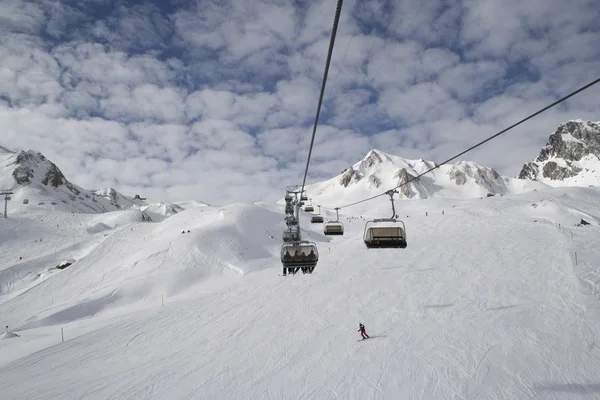 Telesilla Sobre Pista Esquí —  Fotos de Stock