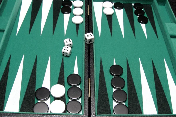 Tavla Oyunu Yeşil Arkaplanda Farklı Düğmeye Sahiptir — Stok fotoğraf