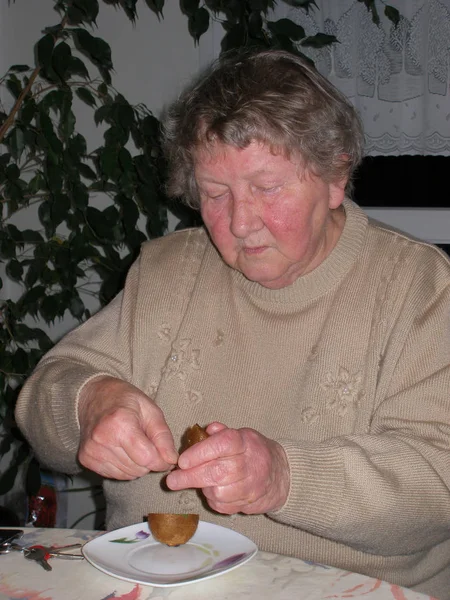 Een Man Zit Aan Tafel Eet Een Stuk Taart — Stockfoto