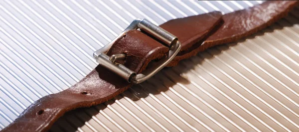 Gammal Läderkniv Ett Träbord — Stockfoto