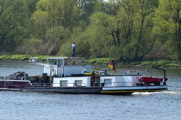 Schiff Mit Neugierigen Passagieren — Stockfoto