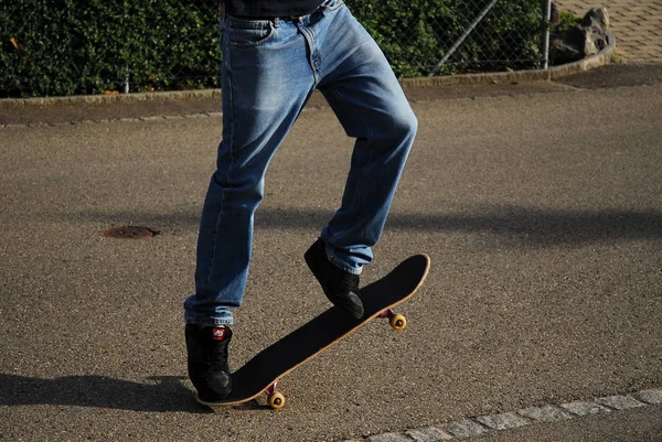 Benen Van Een Man Een Zwart Leren Jasje Met Een — Stockfoto