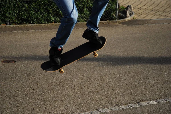 Skateboarder Legs Riding Skateboard Skatepark — стоковое фото
