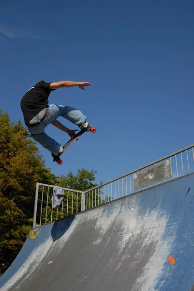 Hoog Graf Met Slalomboard — Stockfoto