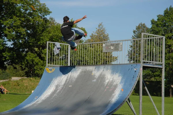 Yarım Boruda Slalomboard Olan Bir Mezar — Stok fotoğraf