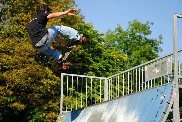 Hoge Lucht Met Slalomboard — Stockfoto