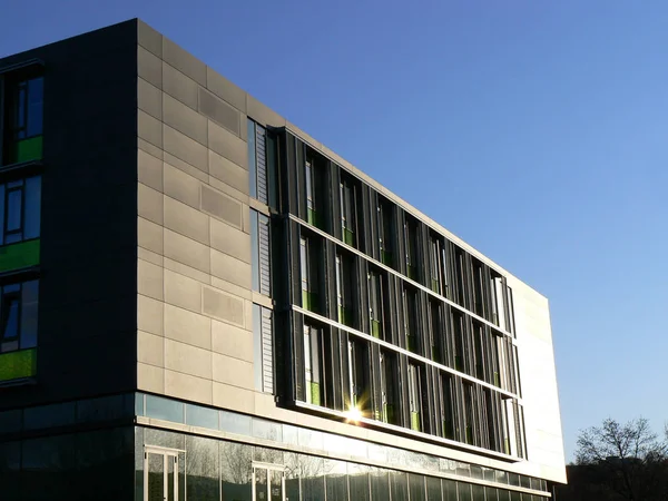 Edificio Oficinas Con Reflexión Solar — Foto de Stock