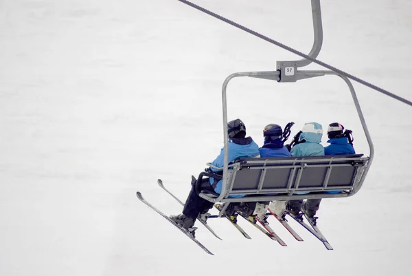滑雪者在滑雪车上 — 图库照片