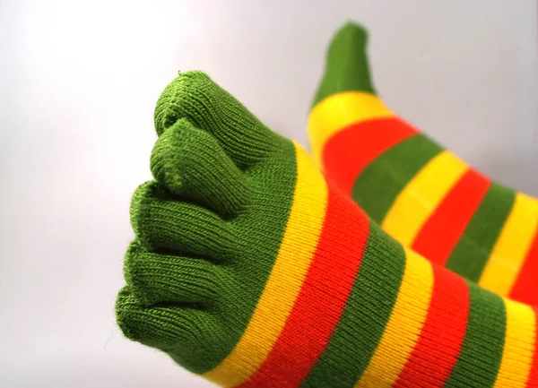 Χέρια Και Πράσινα Γάντια Κοντινό Πλάνο — Φωτογραφία Αρχείου