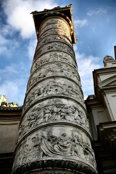 Kolumna Karlskirche Wiedniu — Zdjęcie stockowe