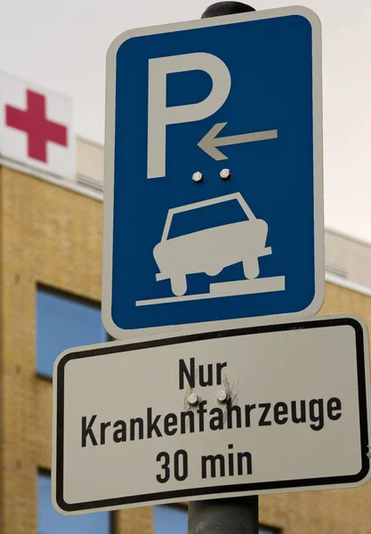 Parkoló Garázs Felirat Útjelző Táblák Mentők Kórház Mentők Autó Gyógyszertár — Stock Fotó