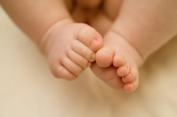 Petites Jambes Bébé Pieds Garde Enfants — Photo