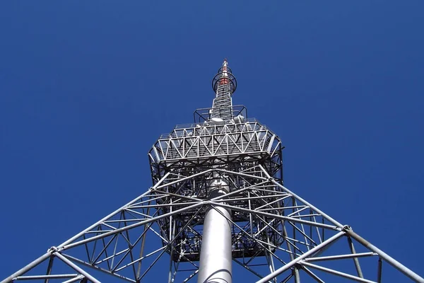 Tour Radio Sur Fond Ciel Bleu — Photo