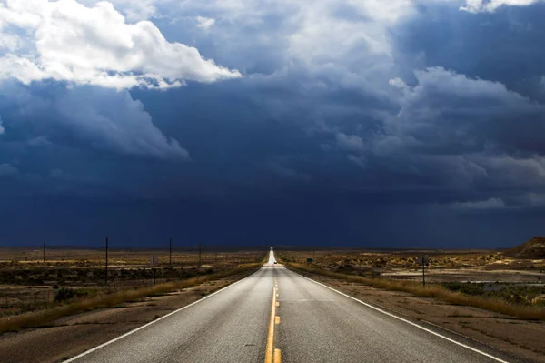 Çölde Yol — Stok fotoğraf