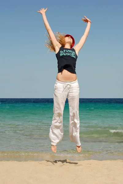 Woman Makes Freudensprung Seaside — Stock Photo, Image