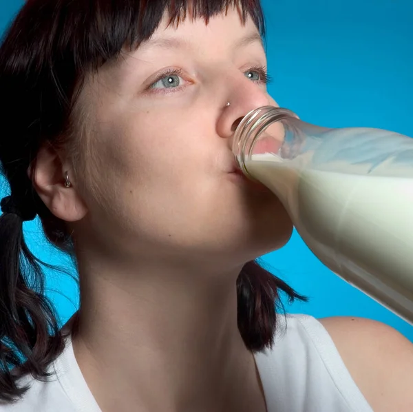Frau Mit Milchflasche — Stockfoto
