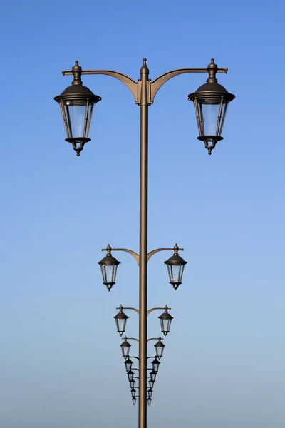 Uliczna Lampa Tle Błękitnego Nieba — Zdjęcie stockowe