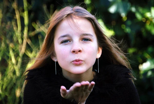 Portret Van Een Mooi Meisje Met Lang Haar Een Groene — Stockfoto