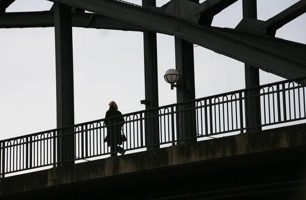 Женщина Мосту Через Реку — стоковое фото