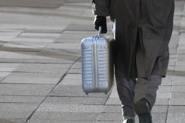 Άνθρωπος Μια Τσάντα Νερό Στο Δρόμο — Φωτογραφία Αρχείου