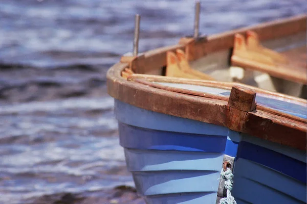 Colorido Barco Pesca Velha Costa Lago — Fotografia de Stock