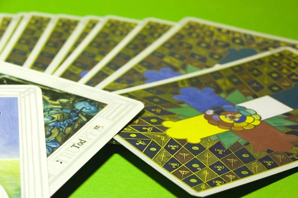 Cartes Poker Avec Jetons Dés Sur Fond Vert — Photo