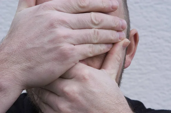 Primo Piano Una Mano Che Tiene Giovane — Foto Stock