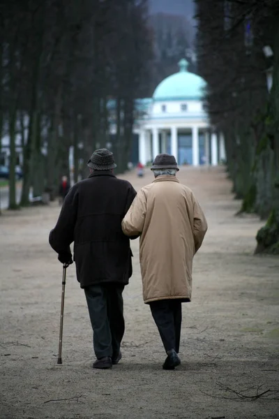 Casal Sênior Dando Passeio — Fotografia de Stock