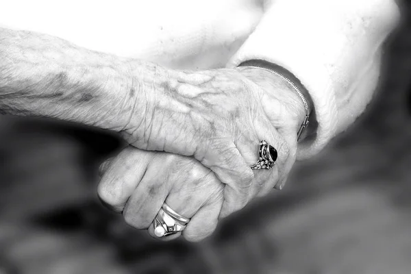 Hand Van Een Man Met Een Tatoeage Zijn Handen — Stockfoto