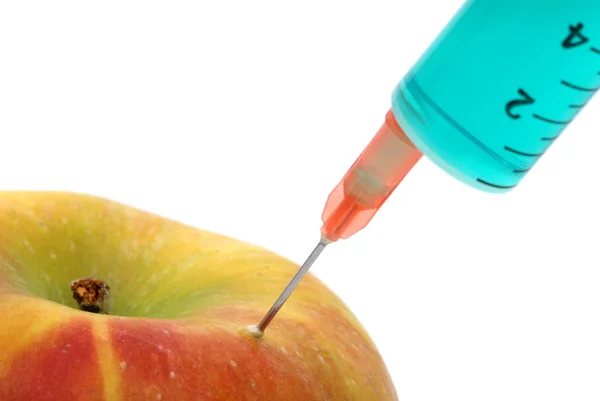 Manzana Con Una Jeringa Sobre Blanco —  Fotos de Stock