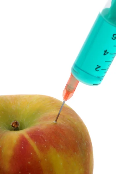 Manzana Con Una Jeringa Sobre Blanco — Foto de Stock