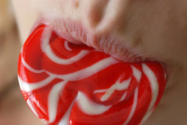 Close Van Hand Van Een Vrouw Met Een Lolly — Stockfoto