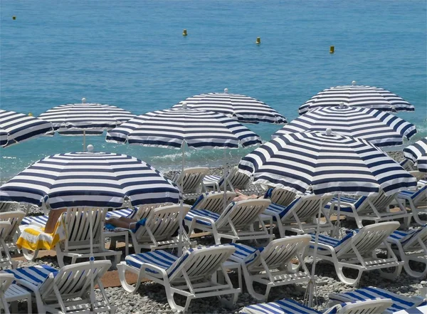 Sahilde Sandalyeler Şemsiyeler — Stok fotoğraf