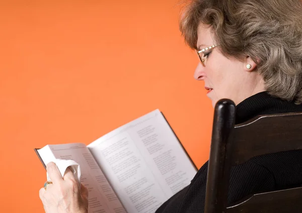 Mujer Mayor Leyendo Libro — Foto de Stock