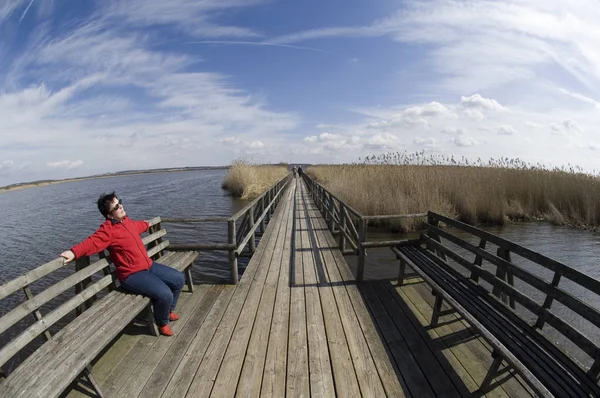 Femme Assise Sur Jetée Lac — Photo