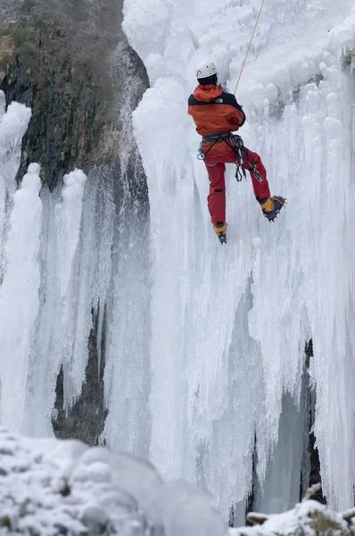 Eisklettern Gefrorenen Wasserfall — Stockfoto