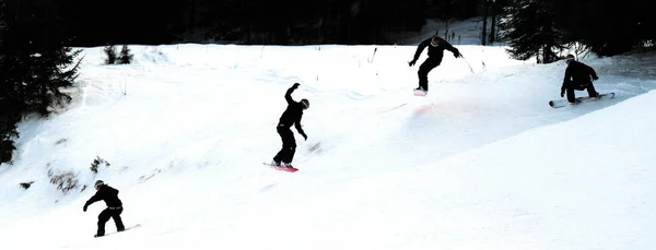 Homem Equitação Snowboard Nas Montanhas — Fotografia de Stock