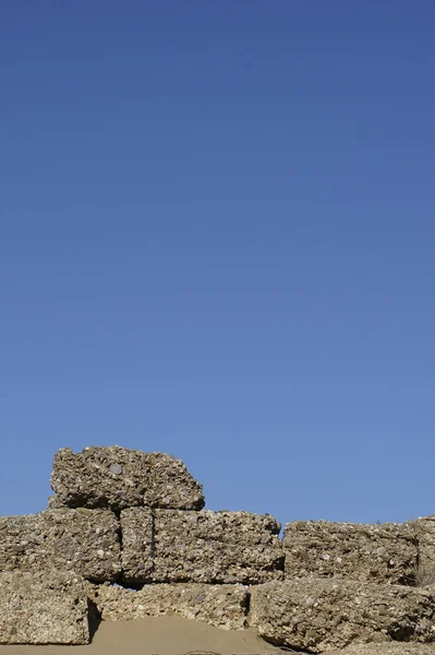 Oude Stenen Muur Met Een Blauwe Lucht — Stockfoto