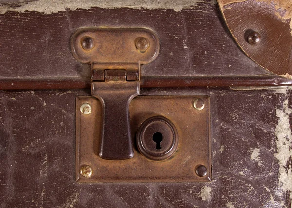 Maleta Vieja Con Cerradura Fondo Madera — Foto de Stock