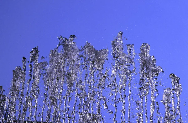 Mucha Agua Cae Sobre Azul — Foto de Stock