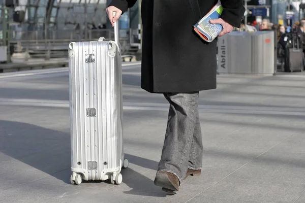 Traveler Berlin Central Station His Suitcase — Stock Photo, Image