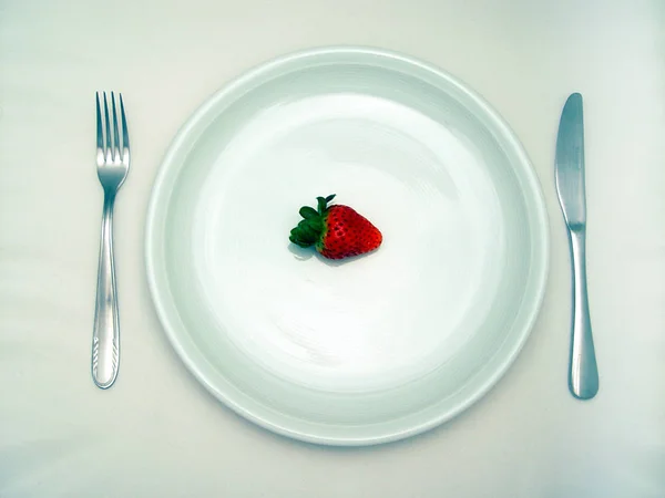 Νωπές Φράουλες Πιάτο Λευκό Φόντο — Φωτογραφία Αρχείου