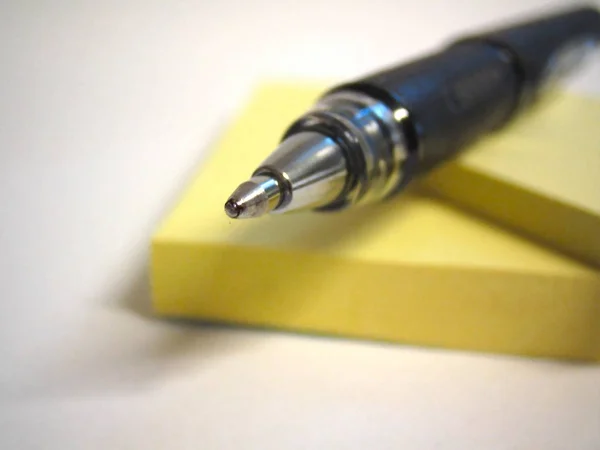 Pensil Dan Pena Atas Kertas — Stok Foto