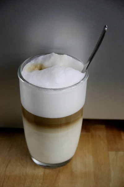 Egy Pohár Tej Jéggel Cukorral Asztalon — Stock Fotó