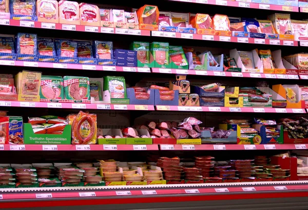 Полиці Різними Продуктами Супермаркеті — стокове фото
