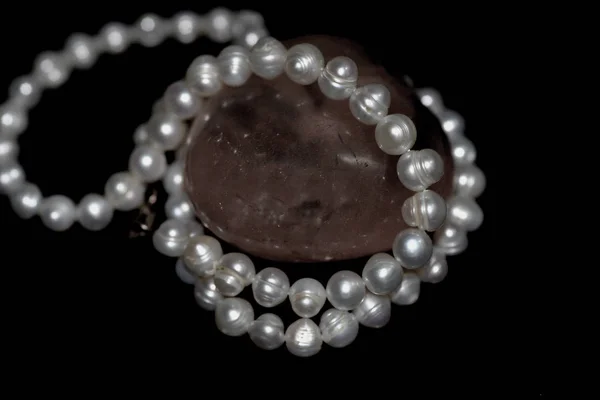 Collier Perles Sur Fond Noir — Photo