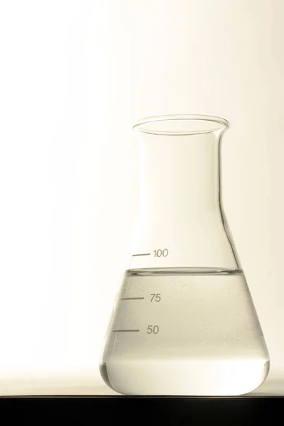 透明液体的Erlenmeyer瓶 — 图库照片