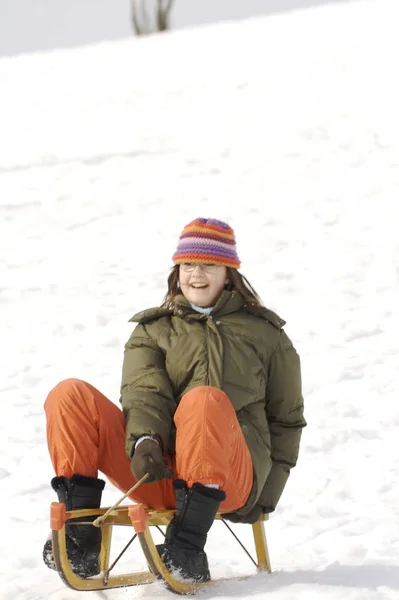 Kleines Mädchen Mit Rotem Hut Sitzt Schnee — Stockfoto