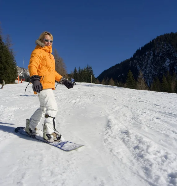 Giovane Donna Con Uno Snowboard Una Montagna Innevata — Foto Stock