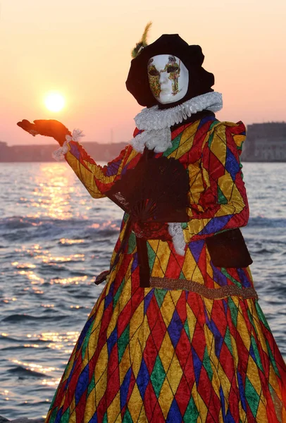 Žena Karnevalu Maska Pozadí Moře — Stock fotografie